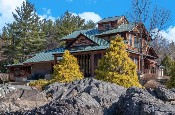 New Hampshire Home in a mountainous area