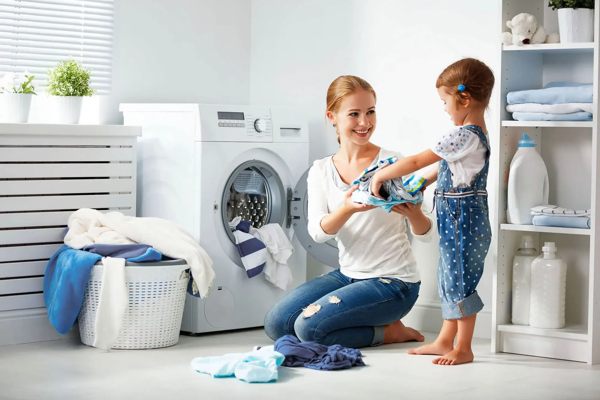 iStock-670134278_mom_daughter_washer-(1)
